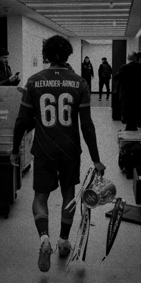 Trent Alexander Arnold Aesthetic, Arnold Wallpaper, Trent Alexander Arnold, Black And White Football, Carabao Cup, Film Posters Art, Alexander Arnold, Football Pictures, Soccer Pictures