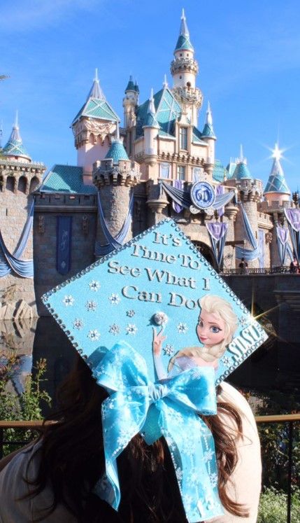 Frozen Graduation Cap Ideas, Vpk Graduation Cap Designs, Kindergarten Grad Cap Ideas, Kinder Graduation Cap Ideas, Kindergarten Graduation Cap Decoration, Frozen Graduation Cap, Preschool Cap Decoration, Preschool Graduation Cap Ideas, Pre K Graduation Cap Ideas