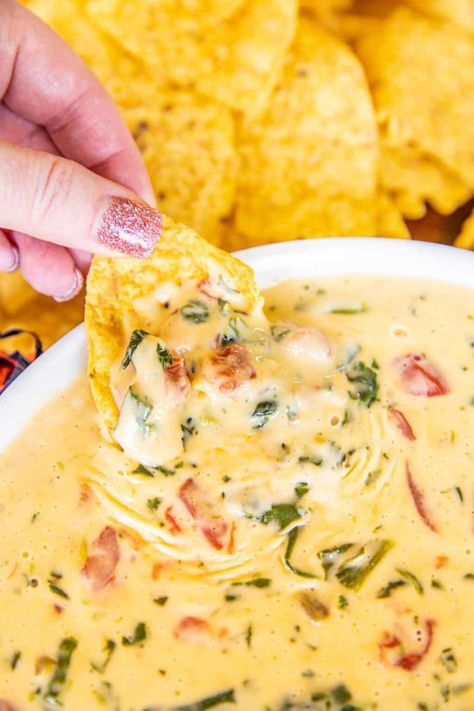 Spinach Dip With Rotel, Cheesedip Rotel, Spinach Queso Dip, Spinach Queso, Con Queso Dip, Velveeta Recipes, Hot Spinach Dip, Nachos Cheese Dip, Creamy Spinach Dip