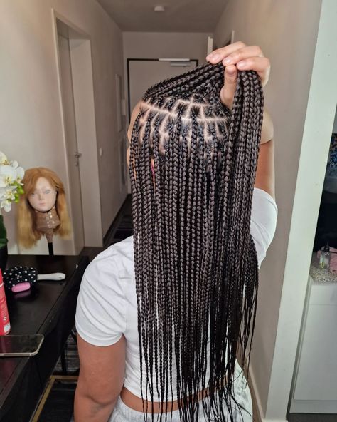 Hair braided by @munichhairbraider Follow us @natural_mary_o @natural_mary_o_hair #münchenhairbraider . . . . . . . . ____________________________________ #munichhairbraider #braidingwig #hairbraiding #braidsbyme #braidedstyles #frenchbraids #longbraids #twobraids #boxbraids #braidstyles #braidstyles #knotlessboxbraids #knotless #beads #instahair #voiceofhair #braidsgang #broner #protectivehairstyle #longhair #cornrows #braids #hairstyles #braidswithcurls #newbraidsstyles #stitchbraids #... Mid Back Knotless Braids, Knotless Beads, Cornrows Braids Hairstyles, Box Braids Long, Braids Long, Cute Box Braids, Knotless Box Braids, Hair Braider, Vacation Hairstyles