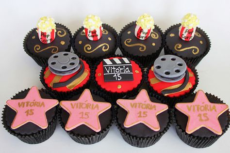 Hollywood Cupcakes by Isa Herzog, via Flickr Red Carpet Cupcakes, Hollywood Cupcakes, Cinema Party, Hollywood Birthday, Movie Cakes, Red Carpet Party, Movie Themed Party, Hollywood Theme, Creative Cupcakes