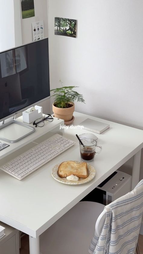 Clean Study Desk, Jacquemus Office, Notion Routine, White Desk Aesthetic, Minimalistic Desk Setup, Minimalistic Home Office, Japandi Desk, Pastel Keyboard, Office Desk Plants