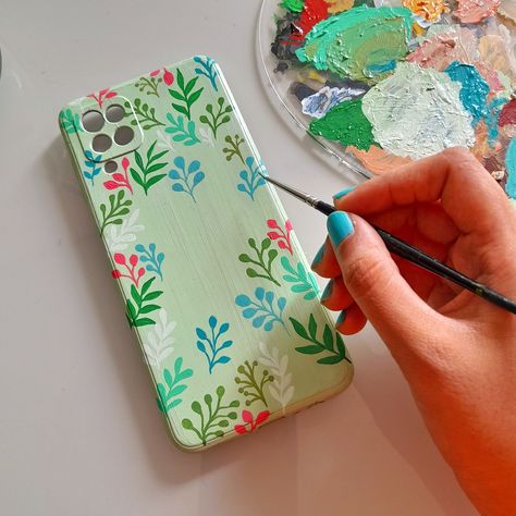 DIY Phone cover🌸 Tablet Cover Painting, Phone Cover Painting Acrylic, Mobile Covers Diy Phone Cases, Mobile Cover Painting Ideas, Phn Cover, Mandala Phone Case, Diy Phone Case Design, Phone Case Diy Paint, Fabric Paint Diy