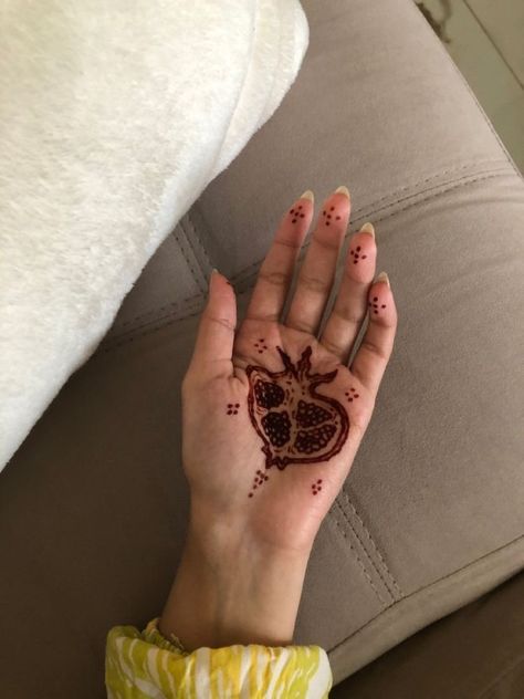 Pomegranate Henna Design, Pomegranate Henna, Henna Eyeliner, Persian Henna, Pomegranate Nails, Pomegranate Tattoo, Princess Vibe, Cute Henna Designs, Cute Henna Tattoos