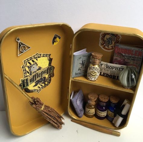 Miniature Cupboard, Harry Potter Christmas Decorations, Diy Locker, Harry Potter Miniatures, Harry Potter Accessories, Harry Potter Room Decor, Chirstmas Decor, Hufflepuff Aesthetic, Anniversaire Harry Potter