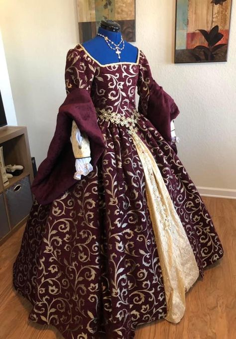 1400s Royal Fashion, 1500s Dress Gowns, Luxury Medieval Dress With Historical Design, Luxury Fitted Historical Medieval Dress, Luxury Baroque Medieval Dress With Historical Design, Luxury Vintage Medieval Dress For Larp, 1500s Dress, Tudor Fashion Women, Middle Ages Dress