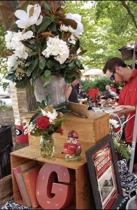 Uga Themed Party, Uga Decorations At Home, Uga Grad Party, Tailgate Centerpieces, Uga Graduation Party, Uga Tailgate, Georgia Tailgate, Uga Graduation, Tailgate Decorations