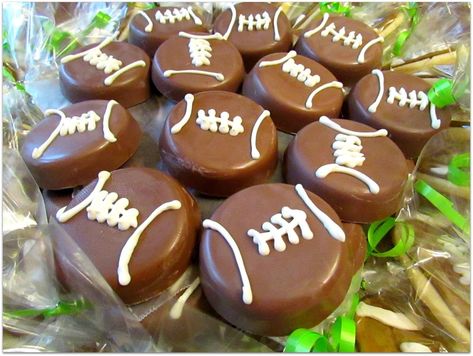 Football Chocolate Covered Oreos, Football Oreos, Baby Boy Shower Themes, Football Desserts, Sandwich Vegetarian, Football Treats, Boy Shower Themes, Football Party Foods, Football Baby Shower