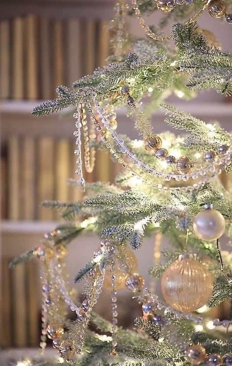 Ethereal Christmas Tree, Glamorous Christmas Tree, Glamorous Christmas, Crystal Christmas Tree, A White Christmas, Christmas Themes Decorations, Christmas Tree Inspiration, Beautiful Christmas Trees, White Christmas Tree