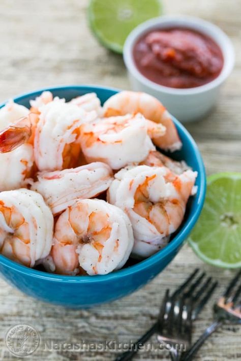 Quick and Easy Boiled Shrimp Recipe Boiled Shrimp Recipe, Cajun Shrimp Boil Recipe, Shrimp Boil Foil Packs, Live Shrimp, Shrimp Remoulade, Boiled Shrimp, Shrimp And Crab Boil, Shrimp Boil Foil, Shrimp Boil Recipe