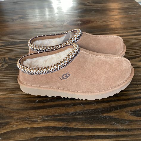 Ugg Tasmin Ii Chesnut Slippers Size 2. New In Box Tan Uggs, Cute Winter Boots, Cute Uggs, Wishlist Ideas, Pretty Sneakers, 15 Birthday, Preppy Shoes, Pretty Shoes Sneakers, Jordan Shoes Retro