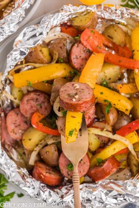 Sausage and Peppers Foil Pack - grillonadime.com Sausage Foil Packs, Easy Pork Recipe, Foil Packet Recipes, Chicken Foil Packs, Grilling Recipes Pork, Grilled Chicken Recipes Easy, Sausage Peppers And Onions, Grilled Carrots, Grilled Beef Recipes