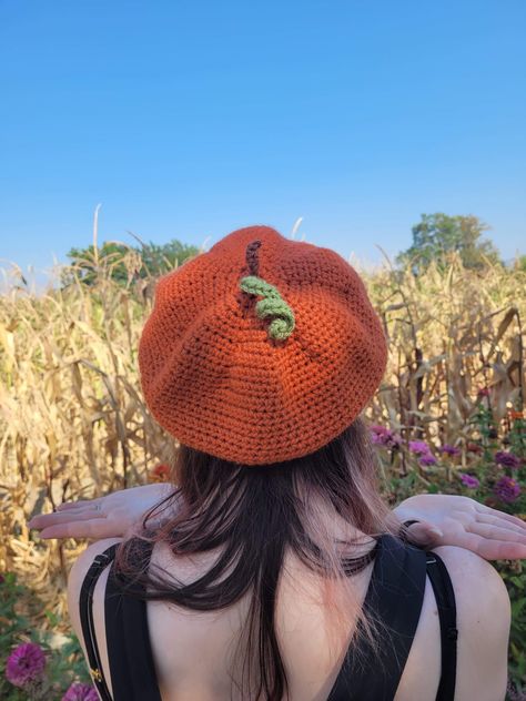 Crochet Fall Hats Crochet, Cute Crocheted Hats, Pumpkin Beret Crochet, Crochet Halloween Outfit, Pumpkin Crochet Hat, Crochet Hat Summer, Orange Yarn Crochet Projects, Acrylic Yarn Projects, Orange Hat