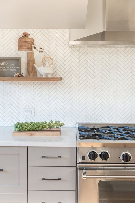 Nothing pairs more perfectly with a modern kitchen than a sleek, white backsplash. But sleek and white doesn't have to equal boring. White Kitchen Splashback, Modern Kitchen Backsplash, Kitchen Splashback Tiles, Farmhouse Kitchen Backsplash, Herringbone Backsplash, Kitchen Backsplash Designs, Kitchen Splashback, 아파트 인테리어, White Modern Kitchen