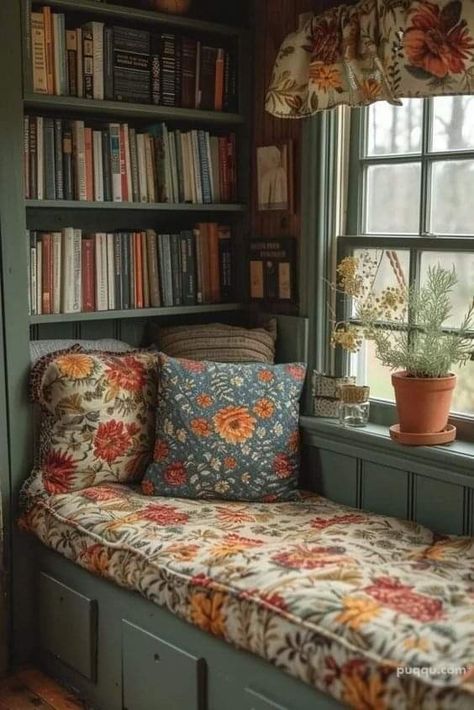 Warm Cozy Home Aesthetic, Hotel Portofino, Lots Of Books, Casa Vintage, Apartment Aesthetic, Cottage Living, Dream House Interior, Home Library, Cozy Space