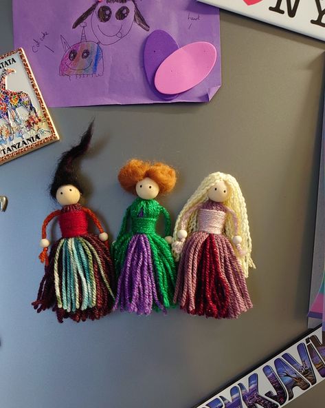 Hocus Pocus Macrame, Hocus Pocus Yarn Dolls Diy, Tassel Dolls Diy, Halloween Adult Crafts, Poppet Dolls, Hocus Pocus Crafts, Hanging Decor Ideas, Tassel Dolls, Bead Dolls