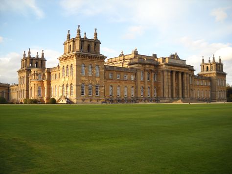 Blenheim Palace, I love the architecture from the gilded age and baroque time periods. The palace is near Oxford, England and is in the English Baroque Style Baroque Castle Exterior, Blenheim Palace Aesthetic, Bleinham Palace, English Palace, England Castle, Baroque Palace, Classic Mansion, Castle Building, English Architecture