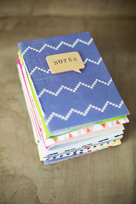 Easy Homemade Journals (I made all these in an hour!) Click through for step-by-step tutorial Homemade Journals, Diy Notebooks, Homemade Journal, Diy Journals, Notebook Diy, Gratis Printables, Diy Bebe, Operation Christmas Child, Diy Notebook