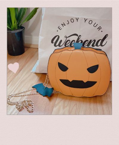 Hello there, October | Dazed Mari Halloween Purse, Funny Bags, Halloween Fest, Labu Halloween, Style Kawaii, Funny Pumpkins, Vegan Leather Handbag, Halloween Cartoons, Estilo Punk