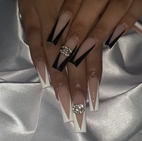 Black White French Tip Nails, Black White French Tip, Frenchtips Nails, White French Tip Nails, Black White Nails, Chanel Nails, Nagellack Trends, Black Acrylic Nails, White French Tip