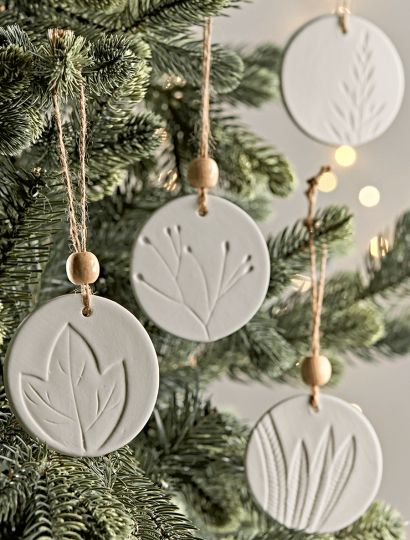 Scandi Christmas Decorations, Clay Christmas Decorations, Scandi Christmas, Noel Diy, Christmas Clay, Xmas Diy, Natural Christmas, Christmas Trends, White Clay