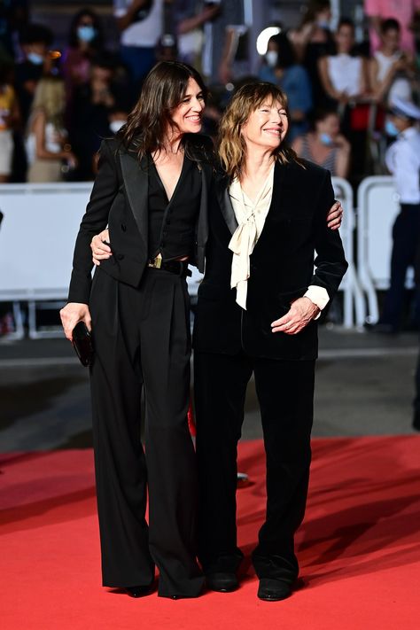 Cannes Red Carpet, Mother Daughter Relationships, Charlotte Gainsbourg, French Girl Style, Jane Birkin, Minimal Outfit, Red Carpet Dresses, French Girl, Cannes Film Festival