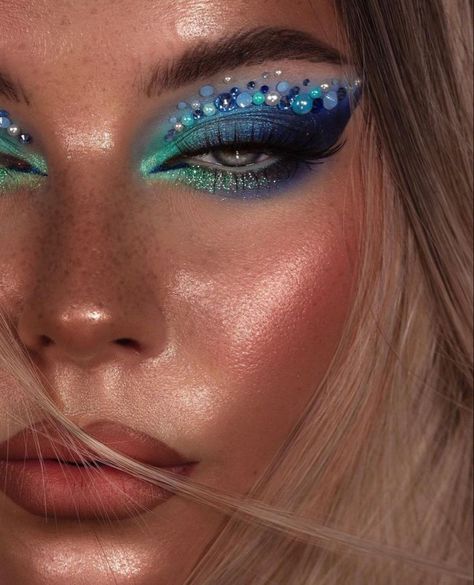 Mermaid Looks Make Up, Mermaid Glitter Makeup, Ocean Eye Makeup, Mermaid Makeup Ideas, Little Mermaid Makeup Looks, Ocean Themed Makeup, Blue Rhinestone Makeup, Ocean Makeup Looks, Ocean Eyeshadow