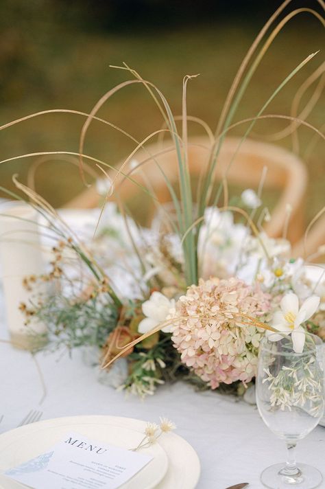 This minimalist coastal chic tablescape from a Charleston elopement featured neutral tones, elegant place settings, and subtle beachy vibes. With white florals and soft accents, it was the perfect blend of elegance and simplicity. See more neutral wedding inspiration and coastal chic details on the blog at sarahwoodsphoto.com! Beachy Wedding Florals, Coastal Wedding Florals, Coastal Garden Wedding, Fall Coastal Wedding, Coastal Wedding Flowers, Coastal Chic Wedding, Chic Tablescape, Coastal Oregon, Elegant Place Settings