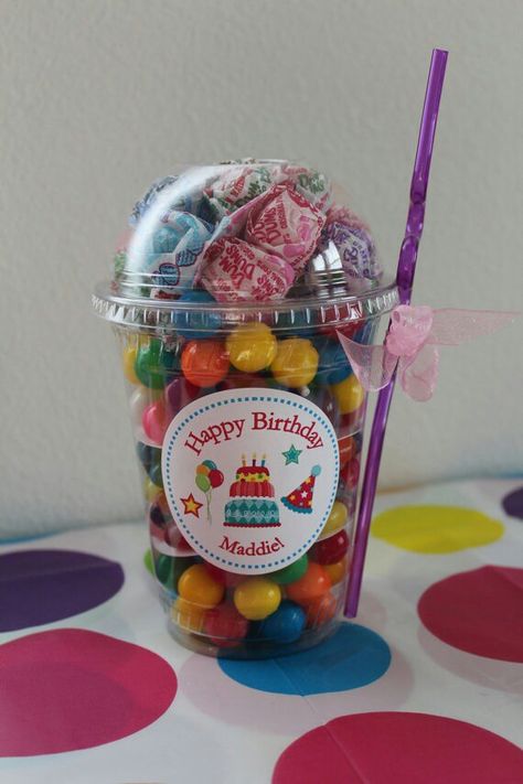 Ideas Para Cumpleaños, Cup Gift Set, Candy Land Birthday Party, Candy Bouquet Diy, Gifts Creative, Candy Cup, Candyland Birthday, Candy Bouquet, Birthday Treats