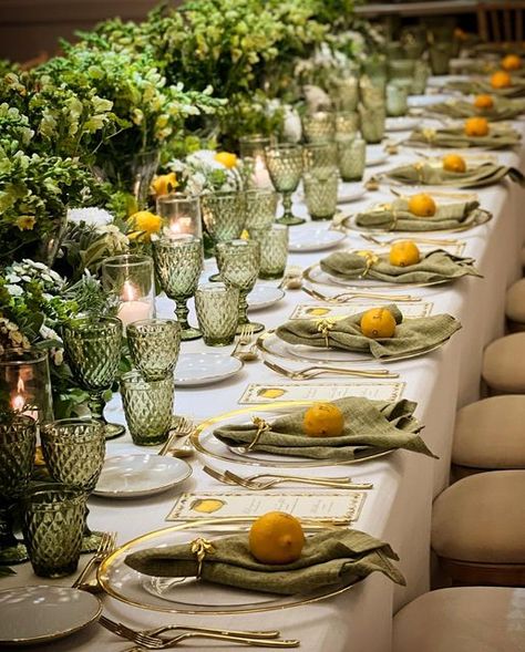 Green Tablescape, Italy Party, Dinner Party Table Settings, Yellow Wedding Theme, Italian Dinner Party, Italian Party, Italian Theme, Beautiful Dinner, Tafel Decor