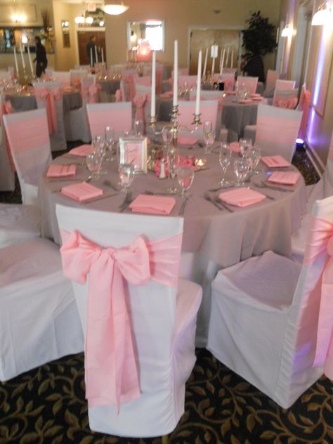 white chair covers with pink sashes Pink Chair Covers, Sweet 16 Party Planning, Princess Sweet 16, Sweet 15 Party Ideas Quinceanera, Sweet 15 Party Ideas, Quince Themes, Sweet 16 Party Decorations, White Chair Covers, Quinceanera Pink