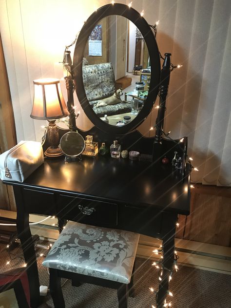 Painting Vanity Black, Vanity Dark Academia, Black Makeup Vanity Aesthetic, Black Vanity Room Ideas, Dark Vanity Bedroom, Black Vanity Decor, Emo Vanity, Whimsgothic House, Black Vanity Aesthetic