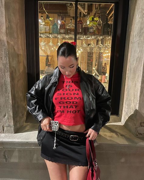 Cute outfit, casual outfit Eurotrip Outfits, Red And Black Outfits, Leather Skirt Outfit, Festival Outfits Rave, University Outfit, Collared Jacket, Clubbing Outfits, Casual Chic Outfit, Fashion Killa