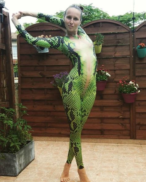 Snake Halloween Costume, Snake Skin Outfit, Snake Print Outfit, Snake Halloween, Snake Costume, Diy Snake, Female Body Paintings, Snake Girl, Reptile Skin