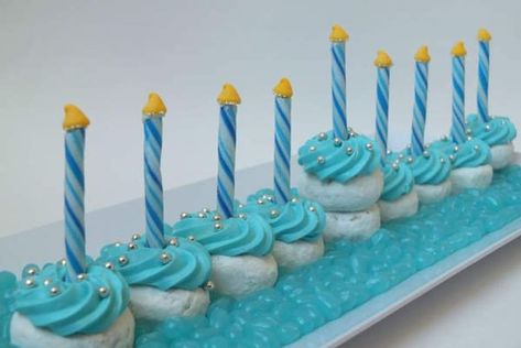 Chanukah Cupcake "Menorah" - Jewish Holidays Chanukah Dinner, Chanukah Food, Jewish Baking, Hanukkah Party Food, Chanukah Recipes, Hannukah Party, Edible Candles, Hanukkah Cookies, Hanukkah Desserts