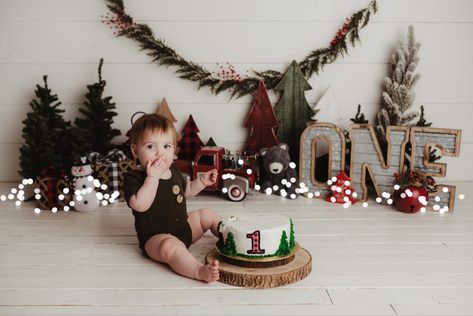 1 Year Christmas Photos, One Year Old Christmas Birthday Photos, Winter One Year Photoshoot, First Christmas Birthday Party, One Year Christmas Photos, Christmas 1 Year Pictures, December 1st Birthday Photoshoot, Christmas Themed Cake Smash, December First Birthday Photoshoot