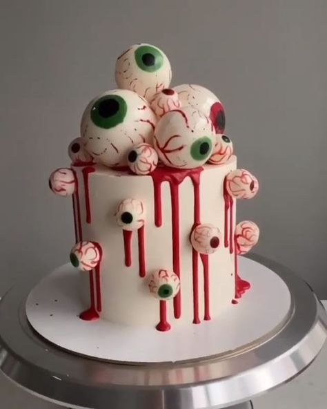 Cupcake Tricks, Eyeball Cake, Horror Cake, Menu Halloween, Anti Gravity Cake, Halloween Torte, Pasteles Halloween, Scary Cakes, Bake Ideas