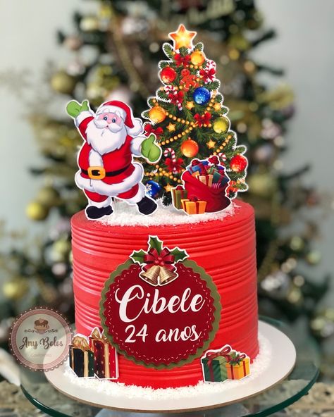 Bolo redondo de Chantilly tema Natal, Vermelho espatulado temático, com topo. #anybolos #feliznatal #bolocomtopper. Snow Globes, Novelty Christmas, Christmas Ornaments, Holiday Decor, Christmas