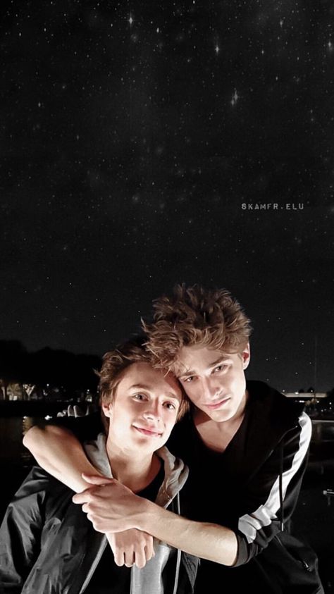 skam france wallpaper - lucas + elliot Skam Wallpaper, France Wallpaper, Tik Tok Videos Funny, Skam France, Maxence Danet Fauvel, Isak & Even, Tik Tok Videos, Boy Photography Poses, Boy Photography