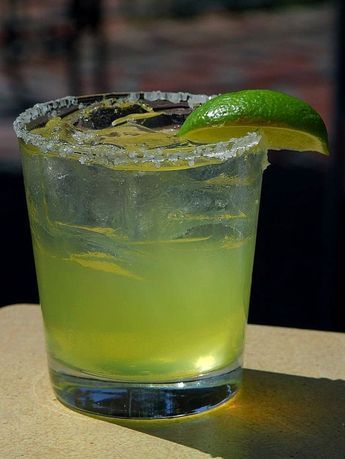 Texas Roadhouse Margarita Recipe, Low Calorie Cocktails Recipes, Non Alcoholic Margarita, Virgin Margarita, Cocktail Margarita, Homemade Margaritas, Low Calorie Cocktails, National Margarita Day, Perfect Margarita