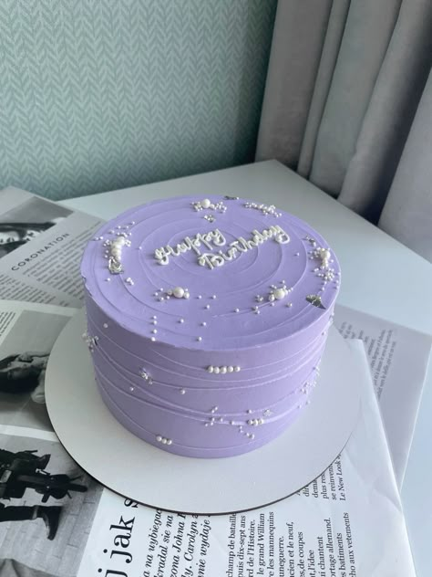 Cake In Purple Colour, Lilac Cakes Birthday Aesthetic, Lilac Bday Cake, Lavender Birthday Cake Ideas, Lavender Cakes Birthday, Birthday Lavender Theme, Pretty Birthday Cakes Purple, Lavender Color Cake Birthday, Amethyst Birthday Cake