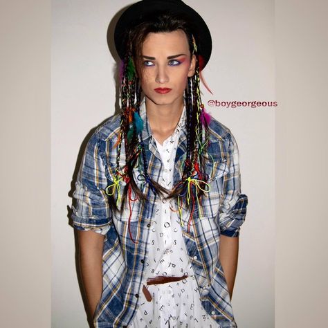 Boy George 80s Outfit, Boy George 80s, Singers Costumes Ideas, Rock N Roll Costume, 80s Dress Up, Gala Decor, Decades Party, 80s Icons, 80s Inspired Outfits