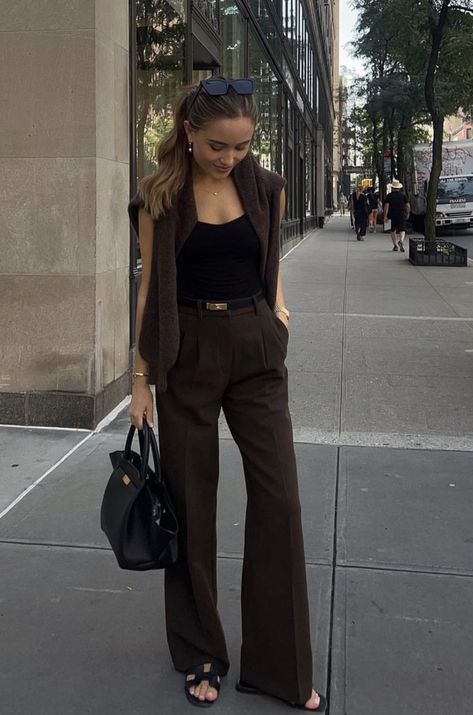 Everyday Office Outfits, Brown Pants Outfit, Brown Sweaters, Look Hippie Chic, Trendy Work Outfit, Smart Casual Women, Fest Outfits, Office Wardrobe, Brown Dress Pants