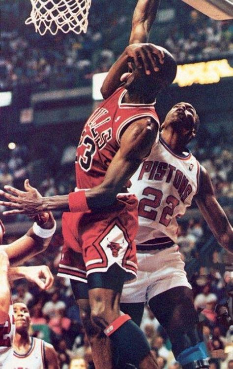 Michael Jordan going against the Pistons "Bad Boys" Bad Boy Pistons, Michael Jordan Photos, Michael Jordan Pictures, Foto Sport, Basketball Tricks, Basket Nba, Michael Jordan Basketball, Basketball Photography, Chicago Sports