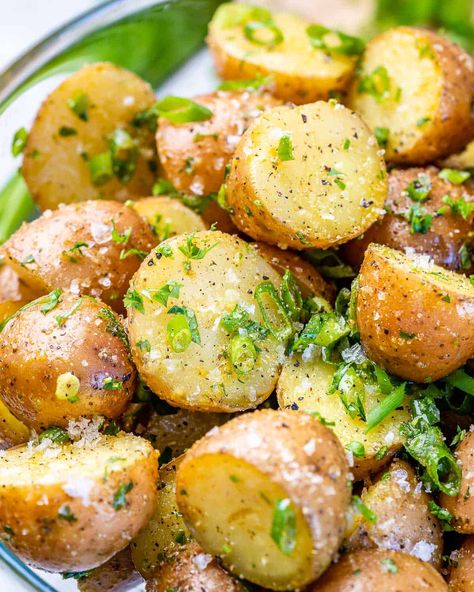 These easy garlic potatoes are made on the stovetop and ready in minutes! Seasoned with garlic, fresh herbs, onion powder, salt, and pepper, this delicious side dish is tasty and perfect with almost anything! Cinammon Recipes, Appetizer Squares, Ribbon Jello, Parmesan Roasted Red Potatoes, Espresso Buttercream, Morning Buns, Antipasto Appetizer, Cake Brown, Red Potato Recipes