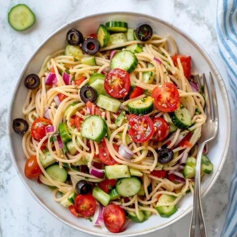 California Spaghetti Salad California Spaghetti Salad, California Spaghetti, California Salad, Super Salad, Spaghetti Salad, Homemade Italian Dressing, Cold Pasta Salad, Veggie Meals, Bread Salad