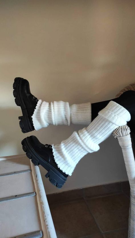 Black Boots With Leg Warmers, Plus Size Leg Warmers Outfit, How To Make Leg Warmers Out Of Socks, Leg Warmers With Boots, Leg Warmers Chunky, Leg Warmers Aesthetic, Boots Leg Warmers, Ropa Y2k, Bershka Boots