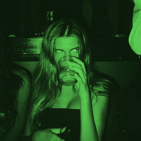 Slytherin Party Aesthetic, Slytherin Party, Aesthetic Harry Potter, Hogwarts Party, Whats Wallpaper, Light Icon, Party Aesthetic, Dark Green Aesthetic, Girl Pfp