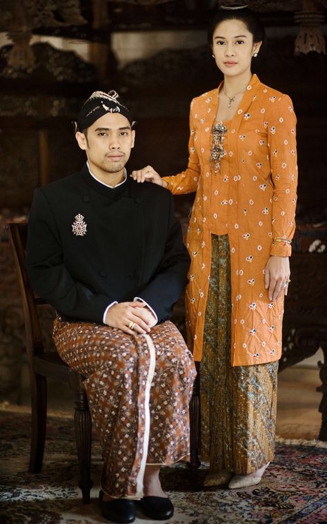 #Traditional #Prewedding #PreweddingPhotography #PreweddingIdeas #Javanese #Indonesia Kebaya Lurik Modern, Prewedding Jawa Klasik, Javanese Wedding Dress, Prewedding Traditional, Kebaya Jawa, Javanese Wedding, Model Kebaya Modern, Kebaya Wedding, Adat Jawa