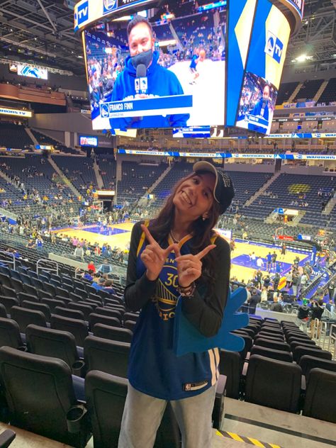 Golden State Warriors Jersey Outfit, Basketball Jersey Outfit Aesthetic, Warriors Jersey Outfit Women, Warriors Outfit Female Golden State, Golden State Warriors Outfit Woman, Outfits With Jerseys Basketball, Nba Outfits For Women, Warriors Game Outfit, Warriors Jersey Outfit